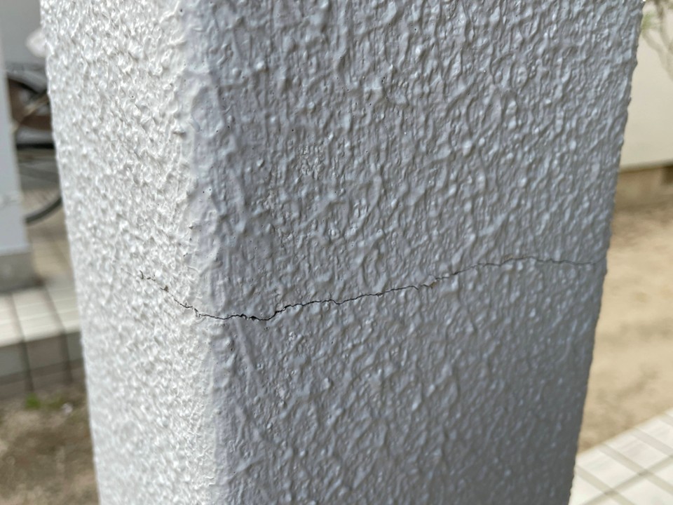 玄関ポーチ周辺のクラック