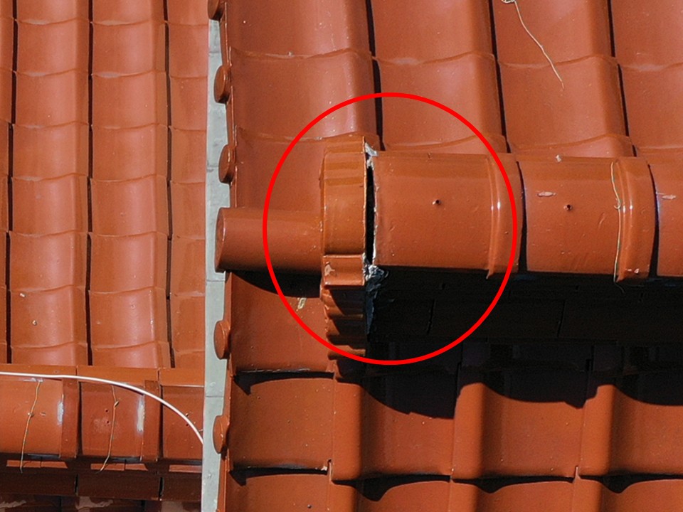 鬼瓦のズレを確認