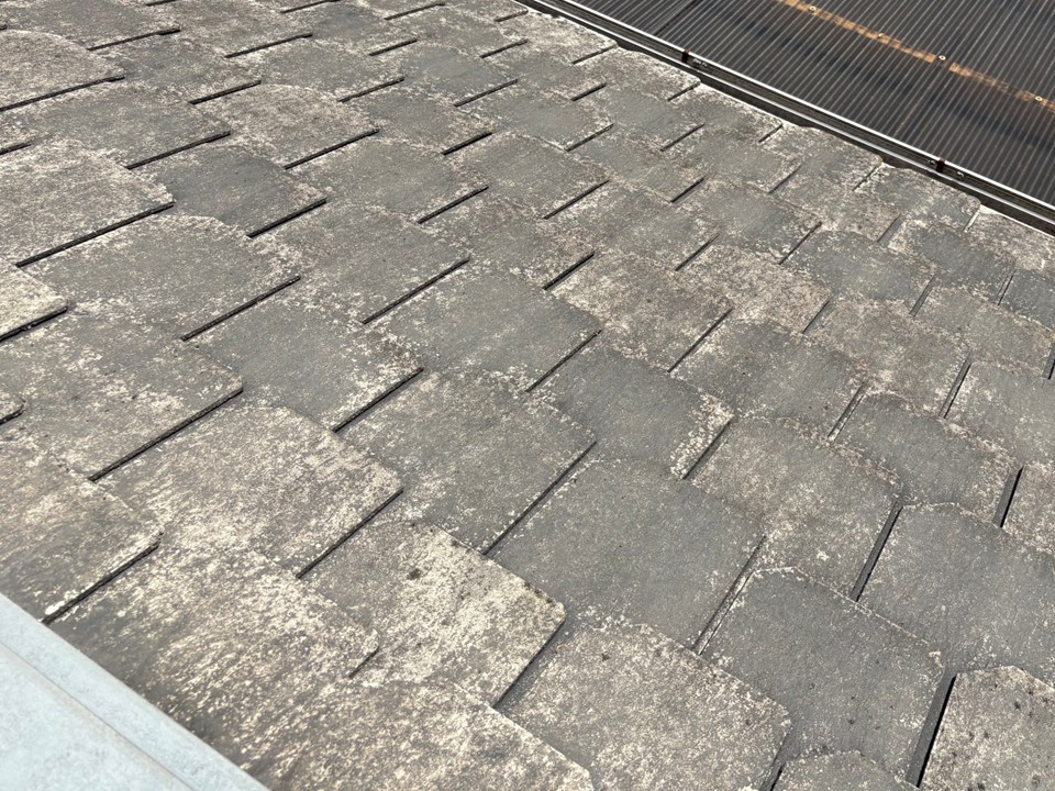 表面がザラザラに傷んだスレート屋根