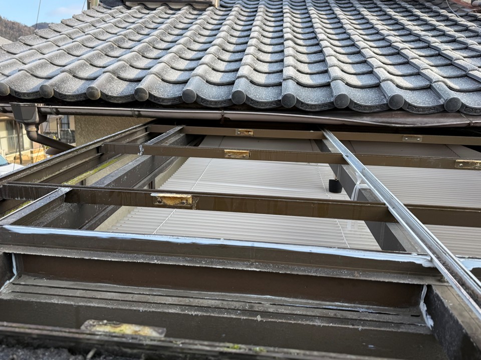 老朽化したサンルーム屋根材の撤去