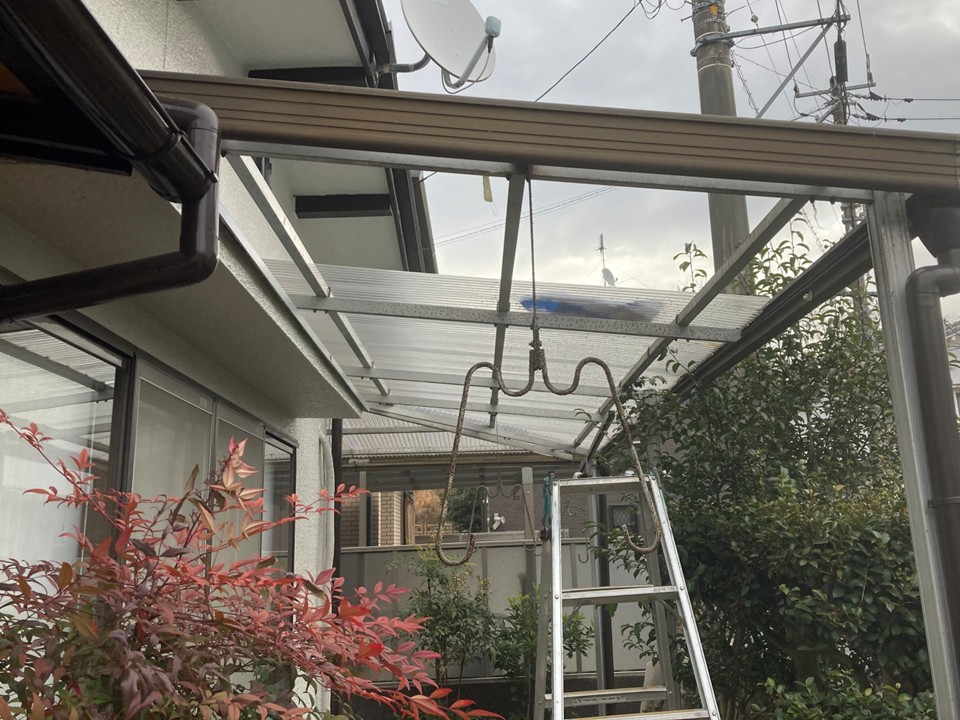 波板屋根材撤去作業の様子