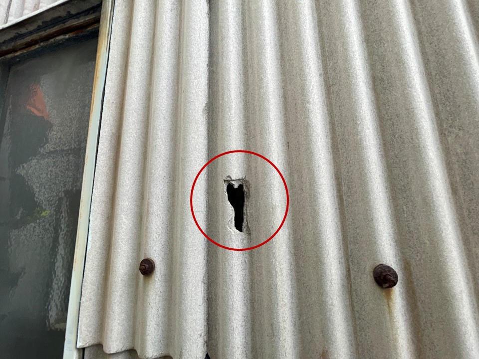 波型スレート外壁の破損