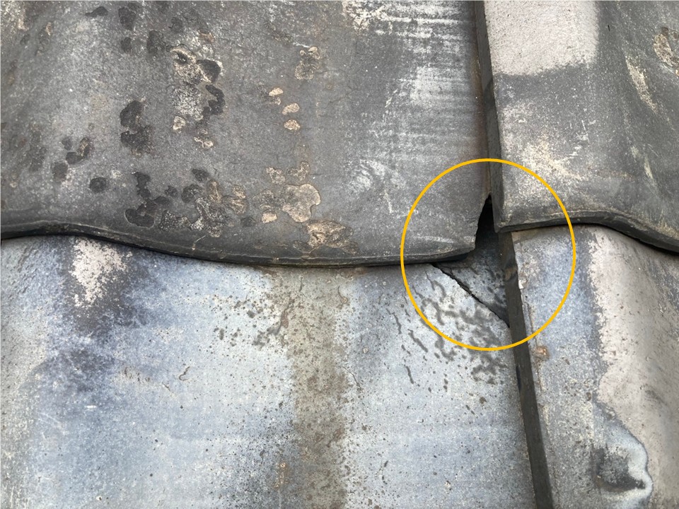 瓦のひび割れが見られます