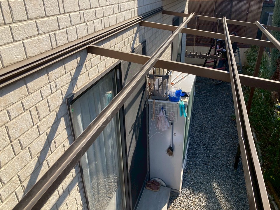 既存の波板を撤去しました