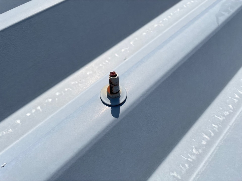 固定金具の劣化が見られます