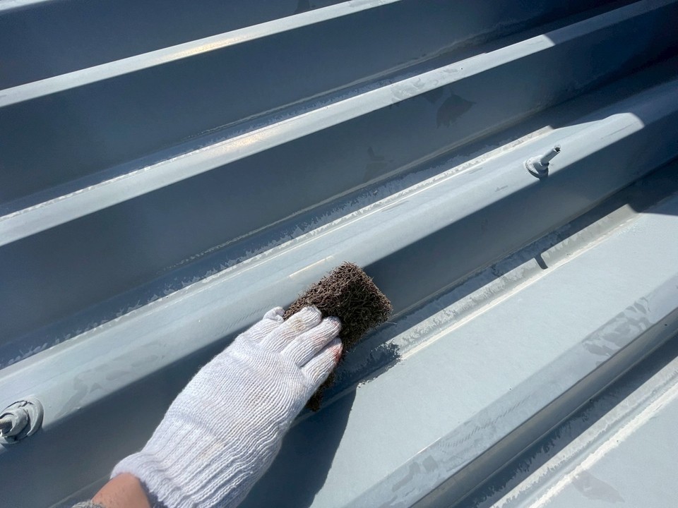 塗装前のケレン作業の様子です