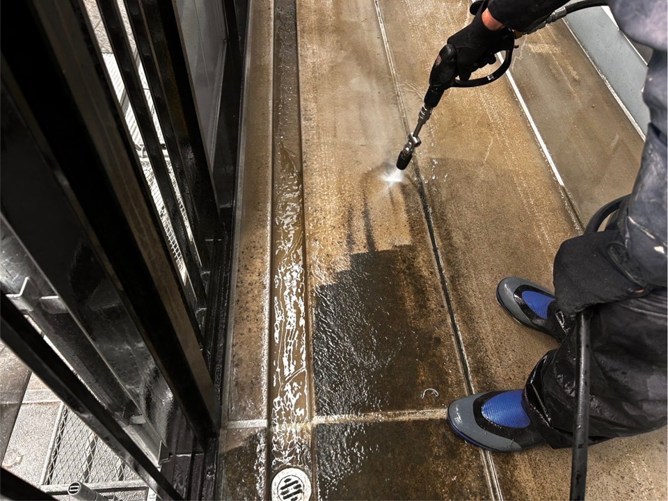 高圧洗浄の様子です