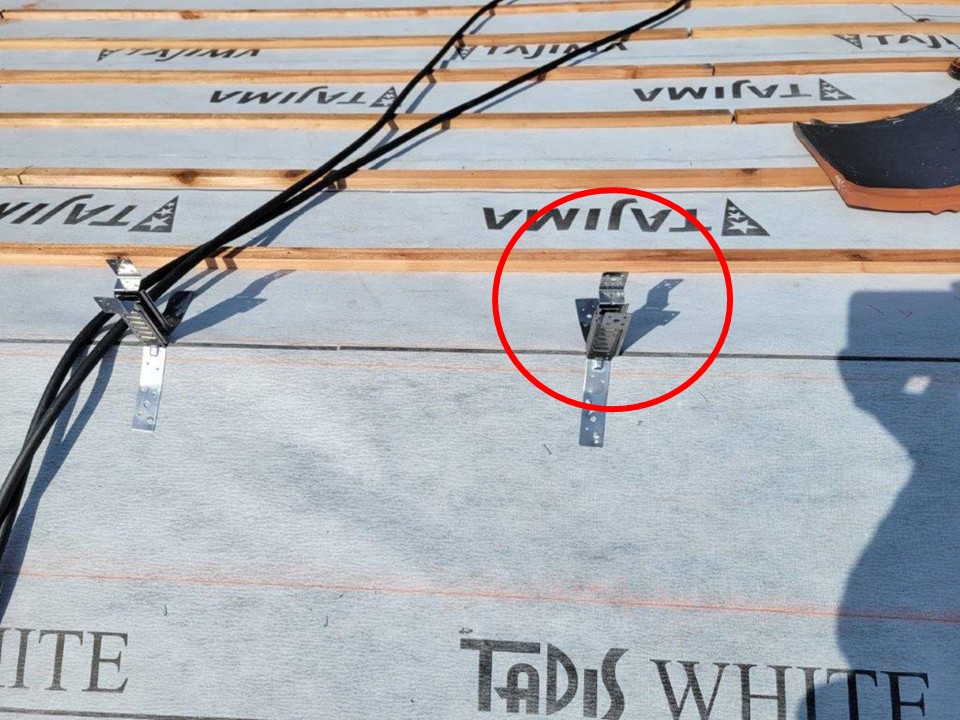 棟瓦の下地金物を設置