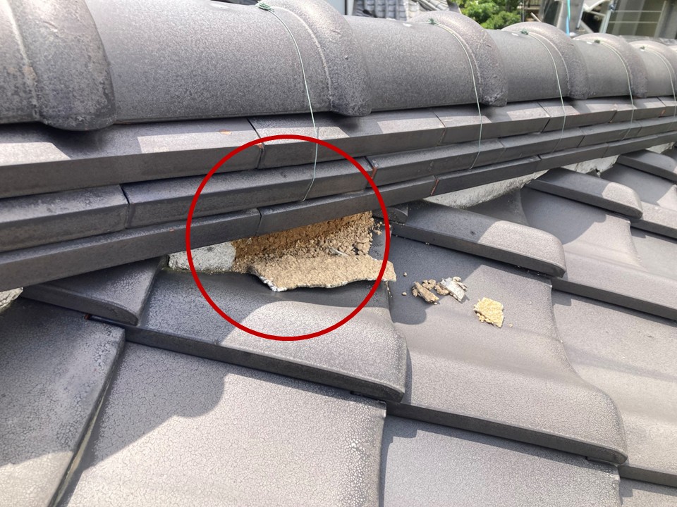 漆喰の崩れと葺き土の流出が見られます。