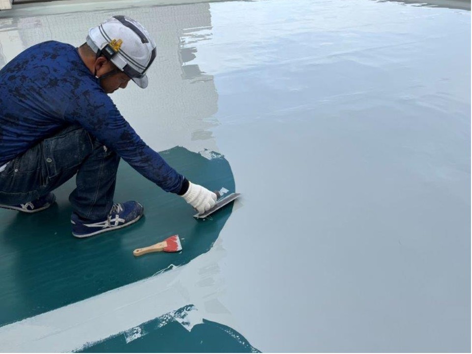 ウレタン防水を全面に塗布します