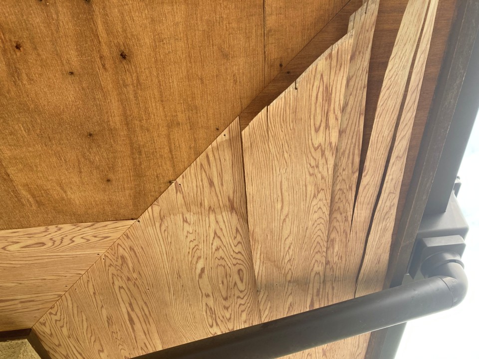 軒天の剥がれが見られます