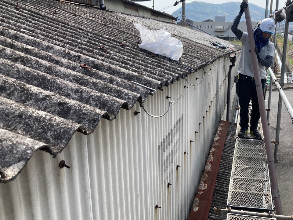 既存雨樋の撤去作業です