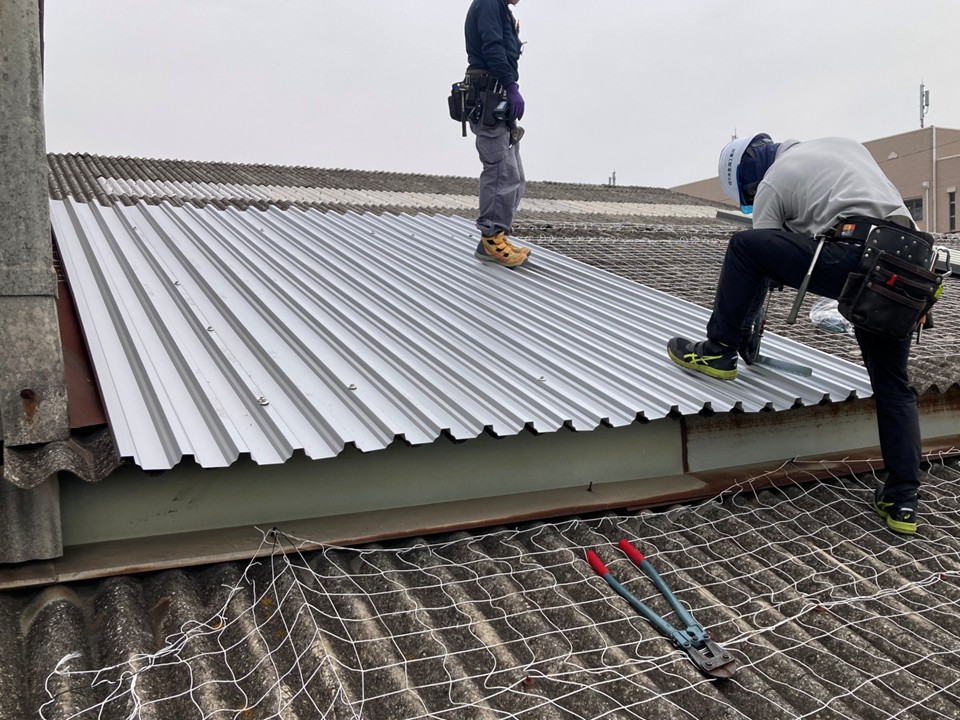 荷揚げと固定を行っています