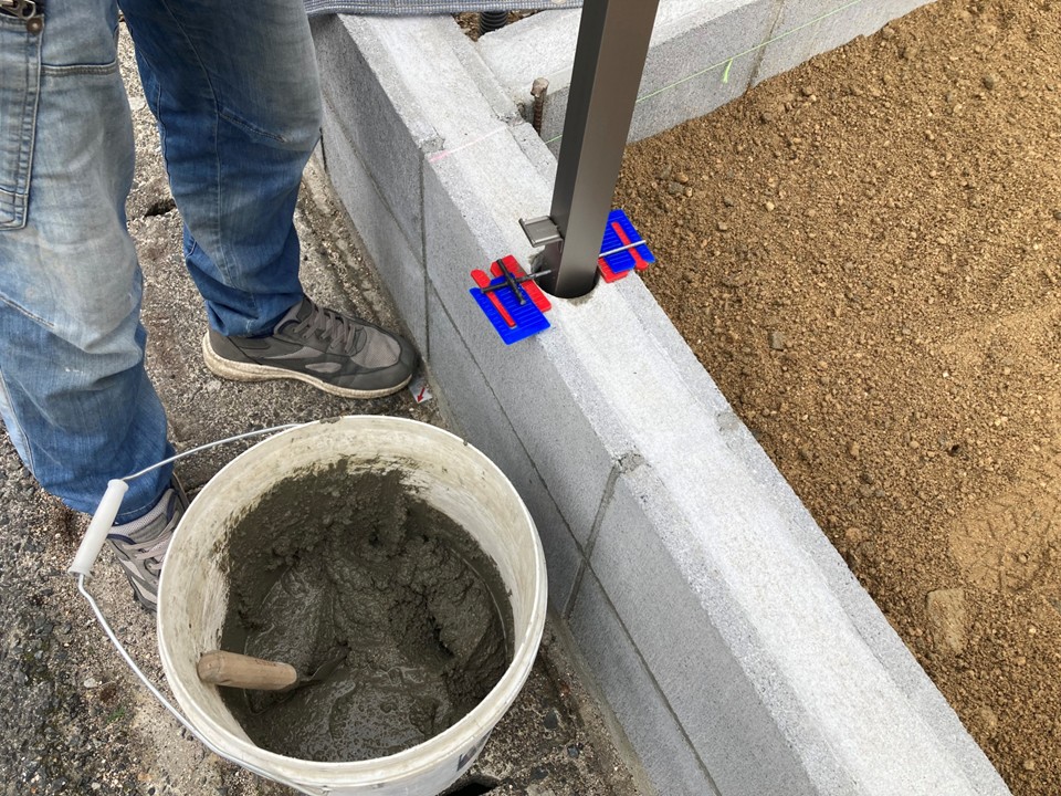 モルタルを流し込んで固定します