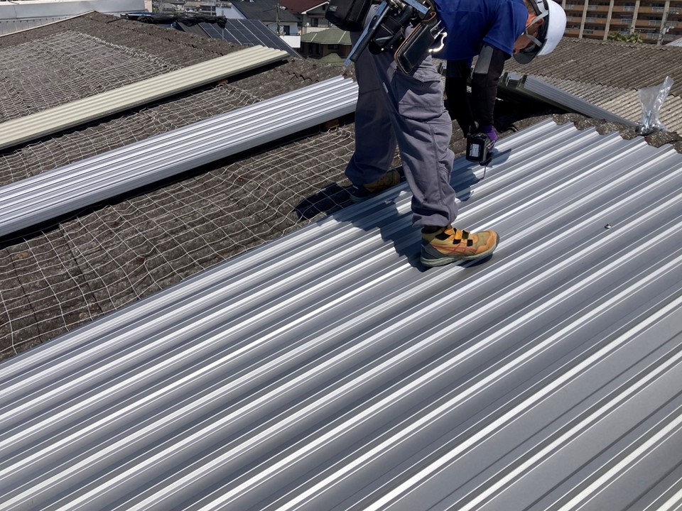 屋根材を固定していきます