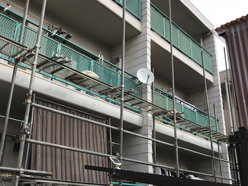 仮設足場の設置を行います