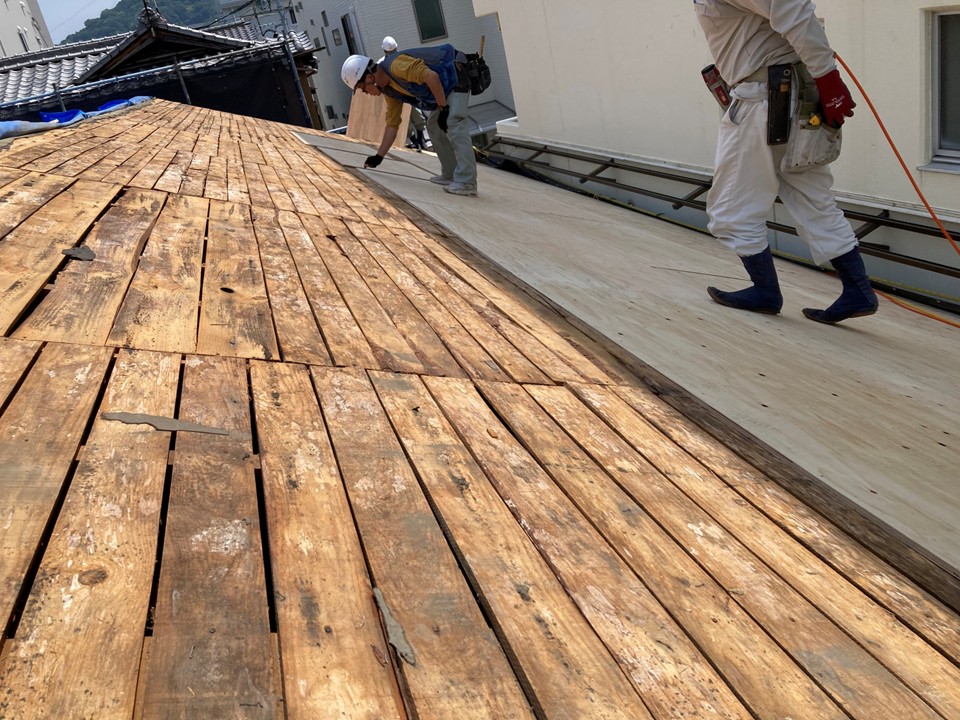 野地板の増し張りを行います