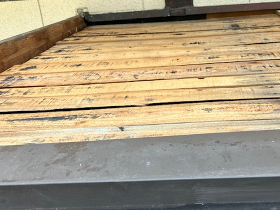 既存の屋根材を撤去しました