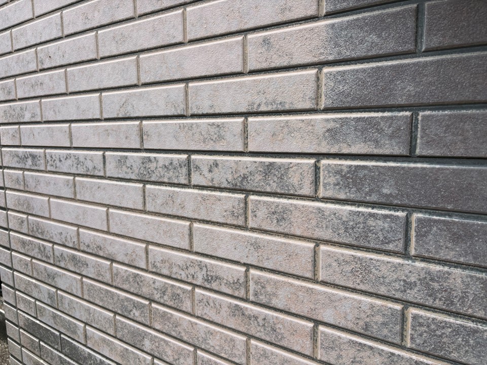 全体的に色褪せが見られます