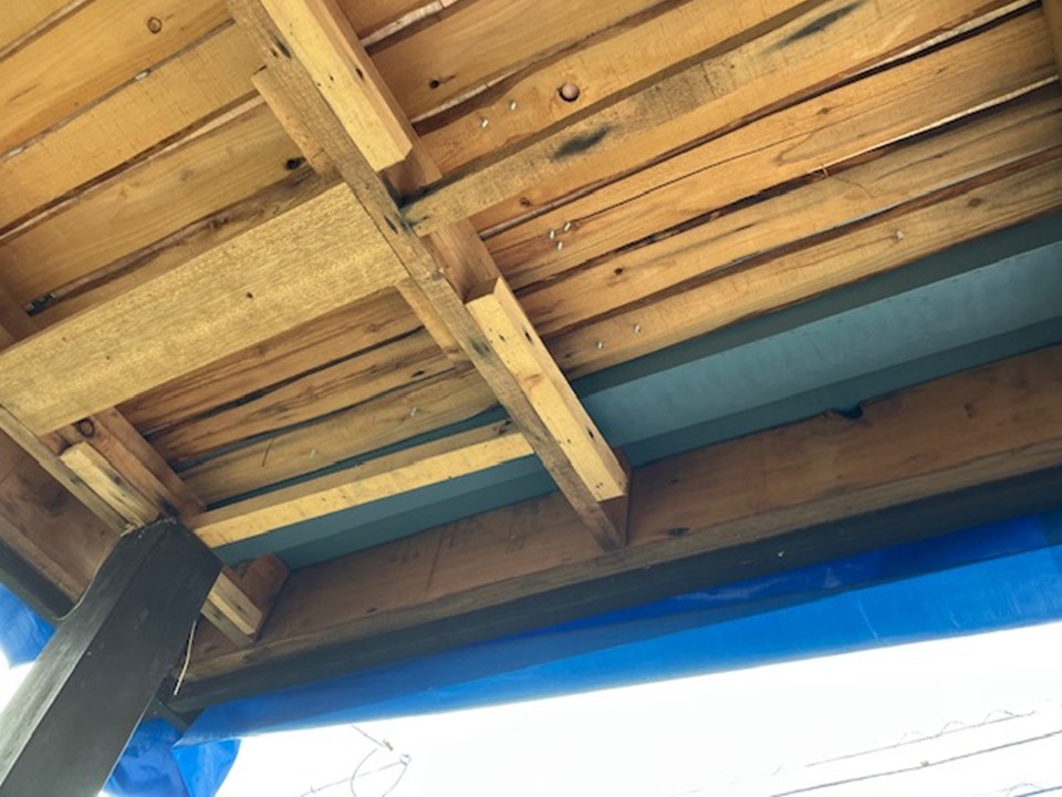 下地の確認を行い補強を行います