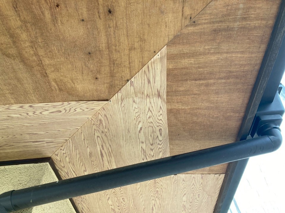 剥がれた箇所は撤去しました