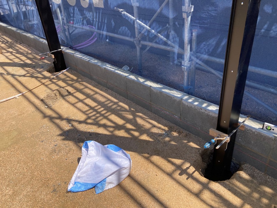 柱の仮固定を行います