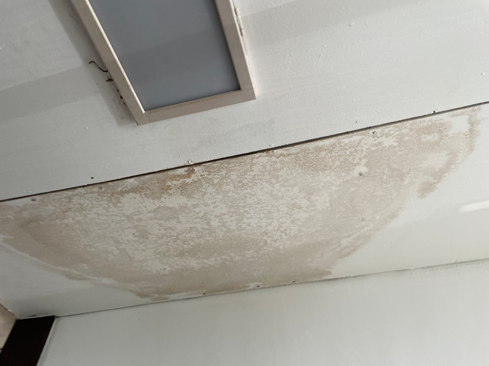 雨染みが広がっています