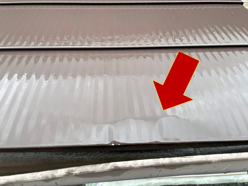 屋根材の変形が見られます