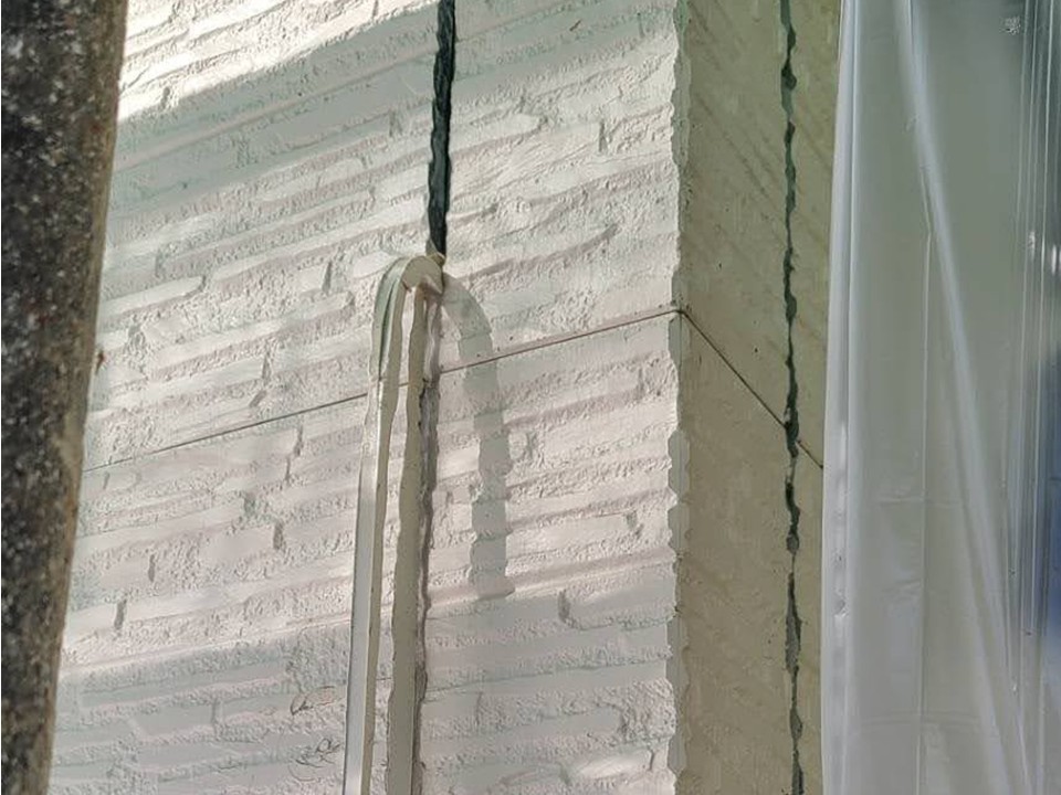 古いシーリングの撤去中です