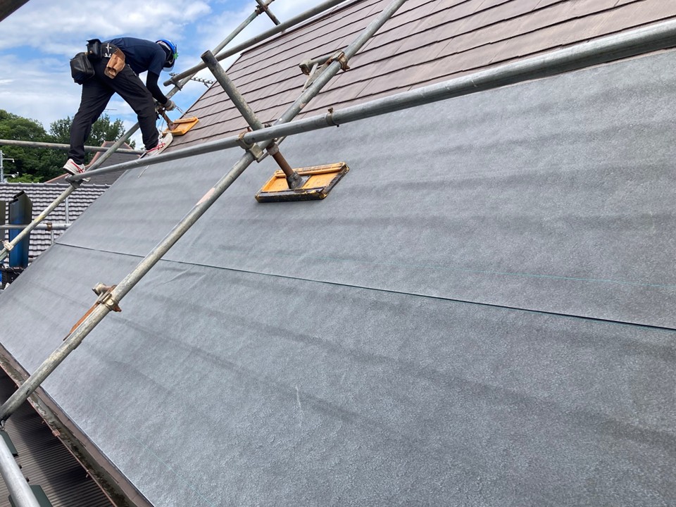 屋根全面に施工中です