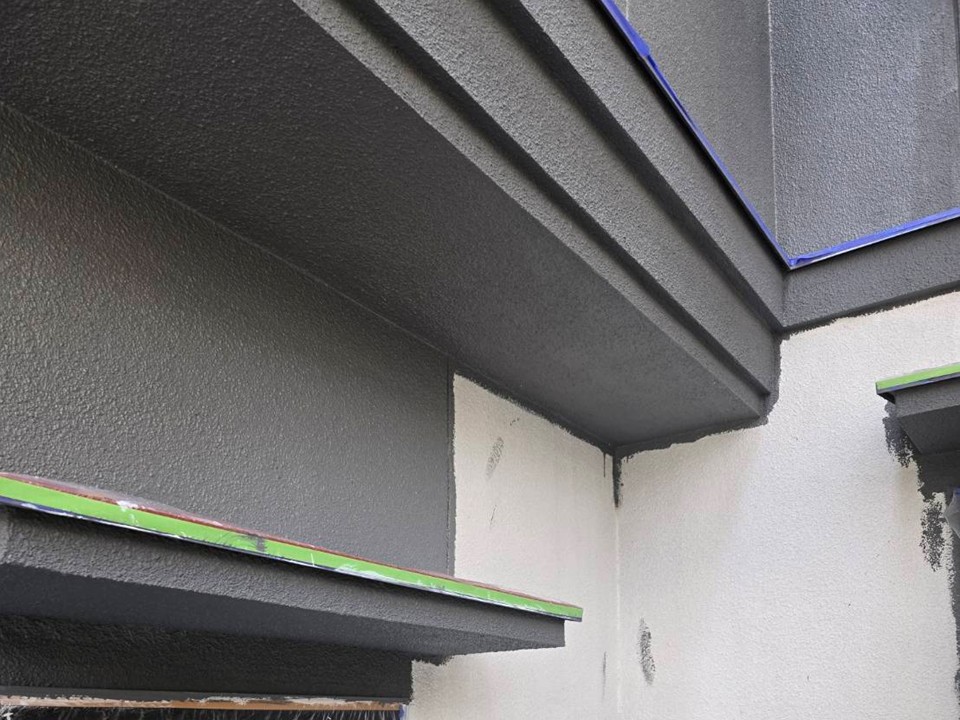 中塗り施工中です