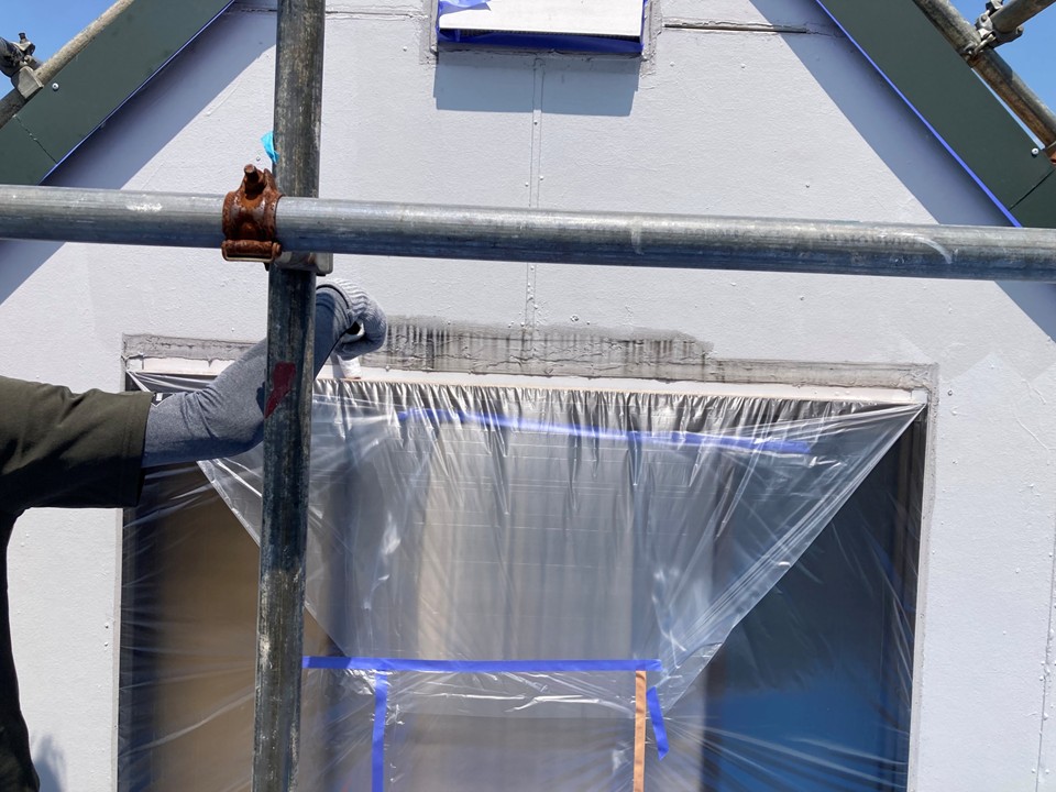 下塗り作業中です