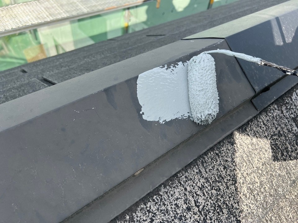 金属部分の下塗り作業中です