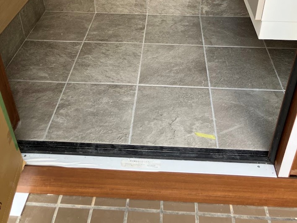 玄関ドア枠設置