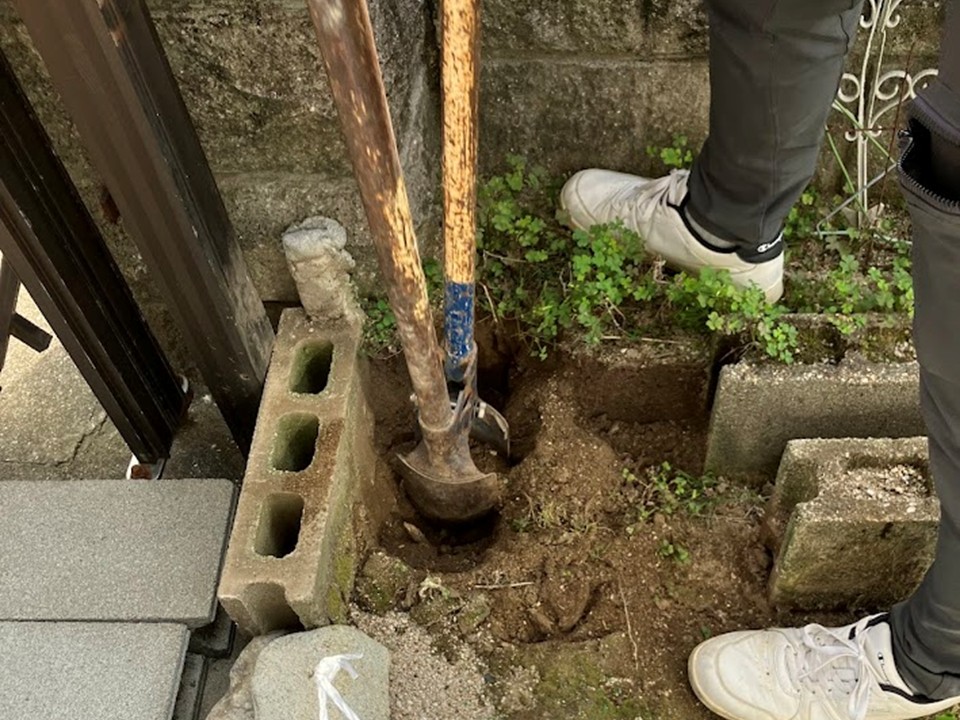 柱を埋め込む穴掘り