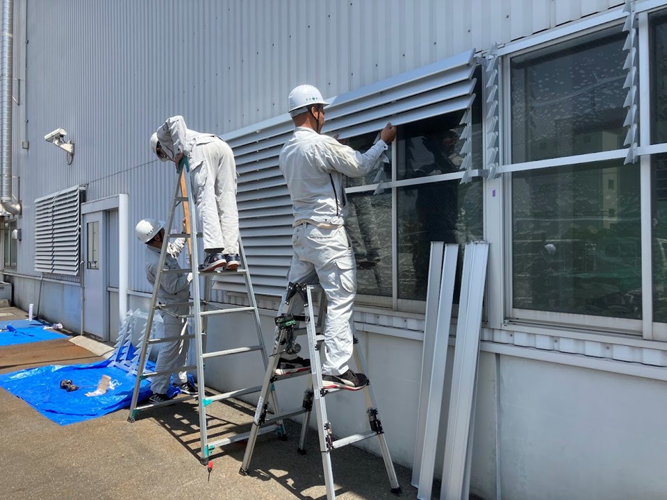 　ルーバー取付作業｜一本ずつ丁寧に