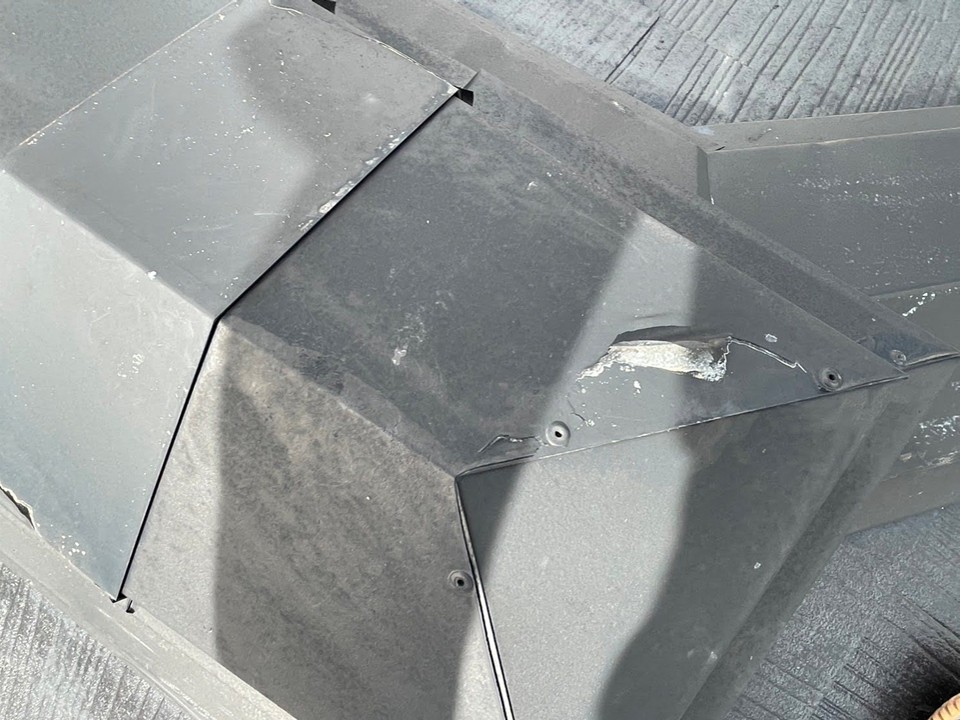 棟板金の浮き・表面劣化