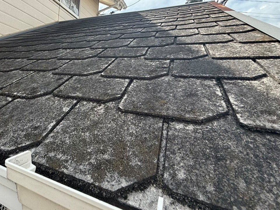 屋根材そのものが疲弊した危険な状態