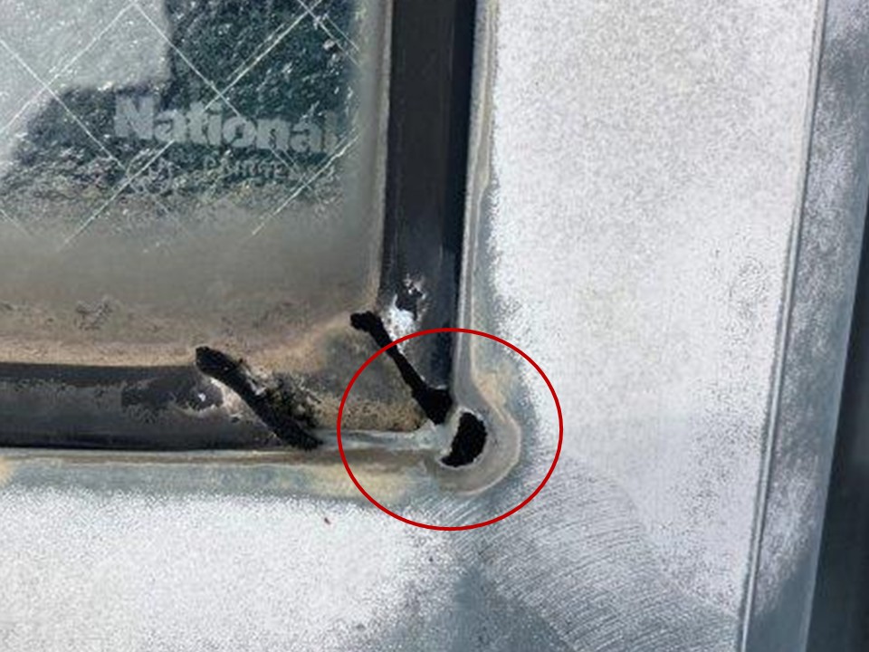 天窓周辺コーキングの劣化状況