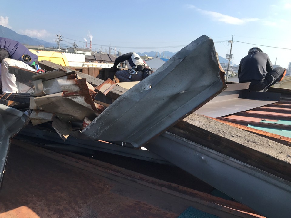 古い屋根材の撤去と下地確認