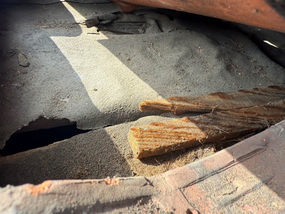 瓦が外れ下地が露出している状態