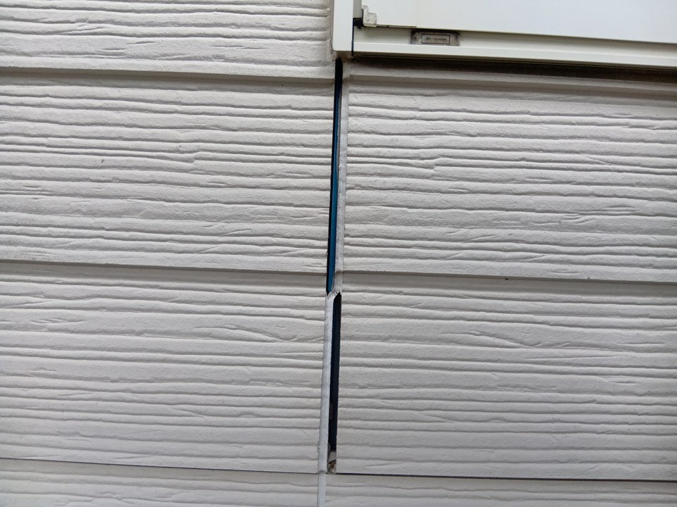 目地コーキングが劣化し内部が露出している状態