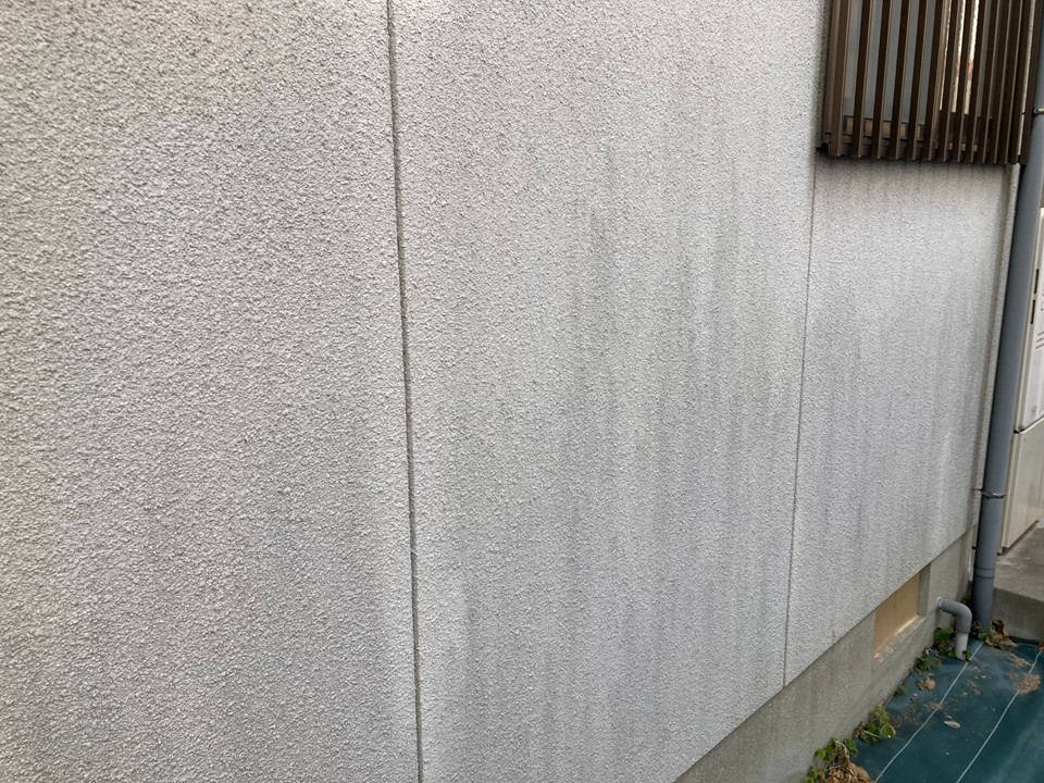 モルタル外壁　黒いシミ