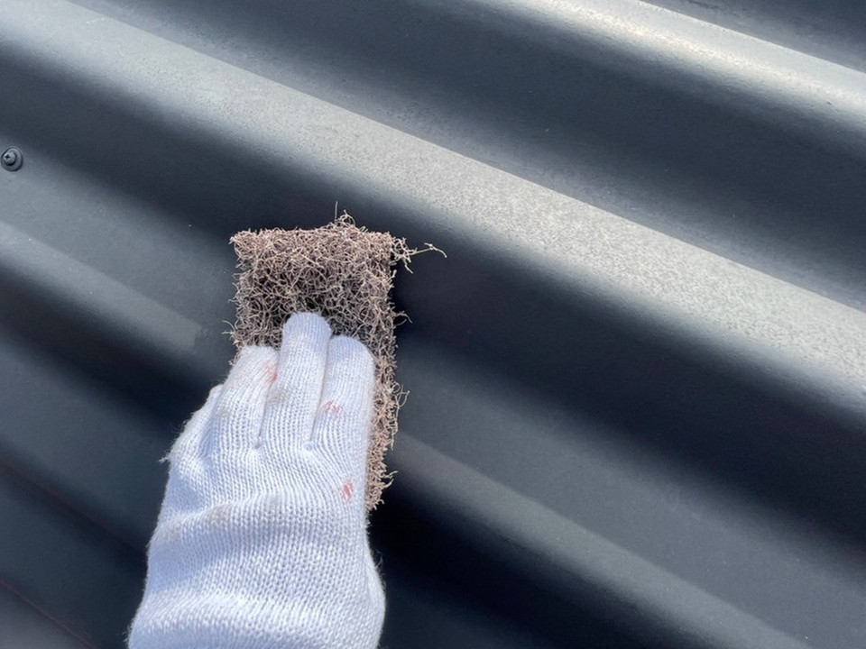 塗装前のケレン作業の様子です