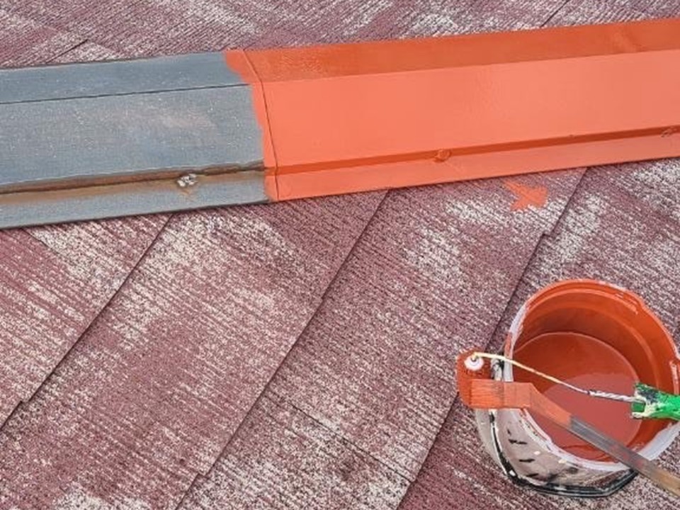 棟板金への錆止め塗料の作業です