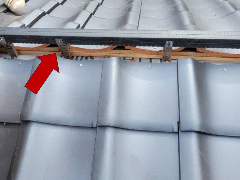 棟瓦の設置をします