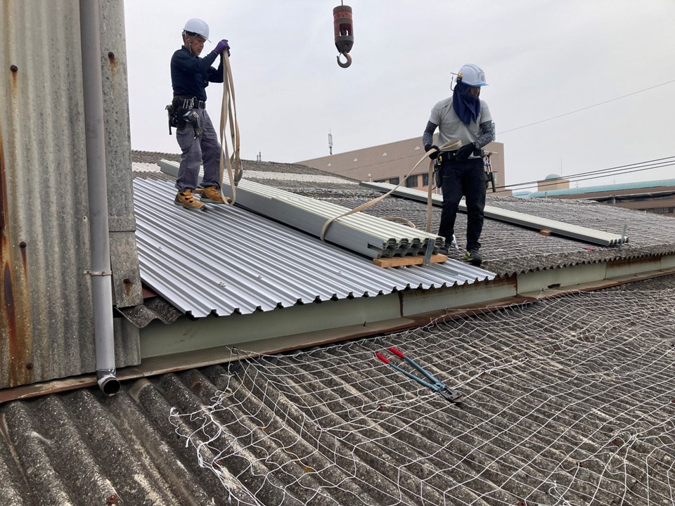 屋根材の荷揚げをしています