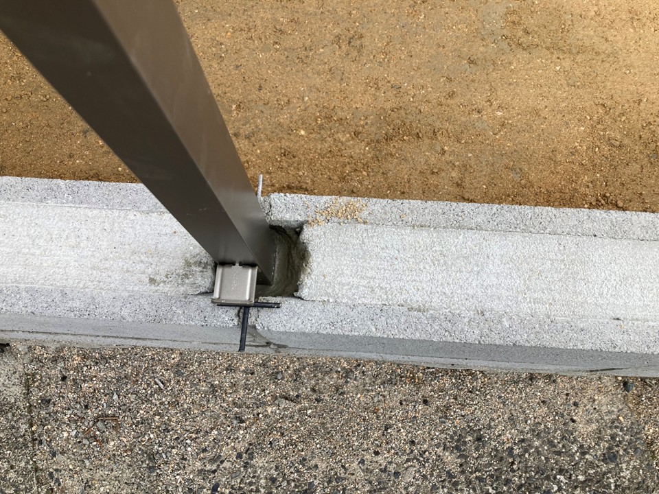 モルタルを流し込んで固定します