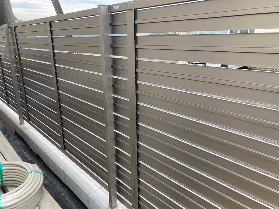 フェンス本体の取り付けを行います