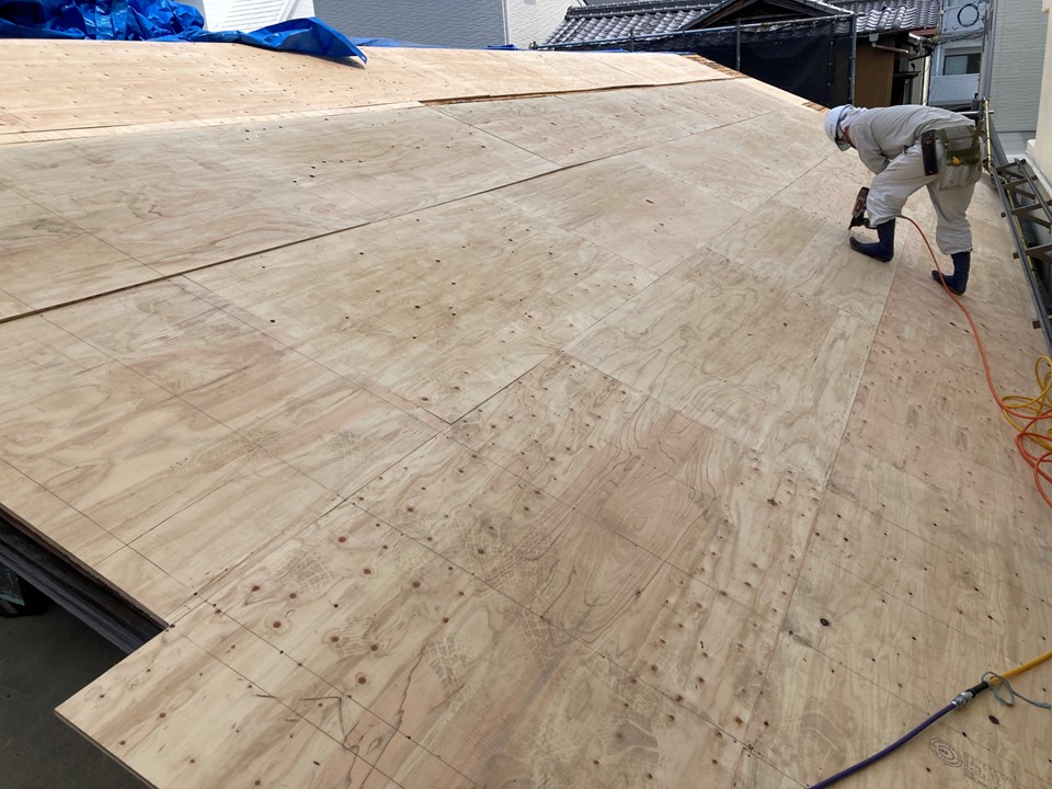 野地板の増し張りを行います